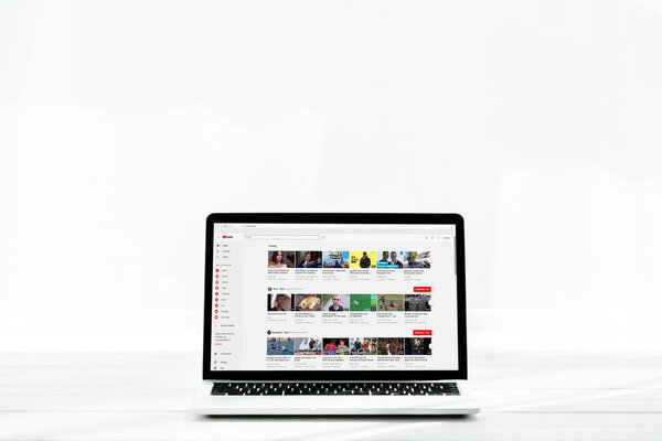 КИЕВ, Украина - 23 июля 2019 года: современный ноутбук с YouTube сайт на экране на белом
 