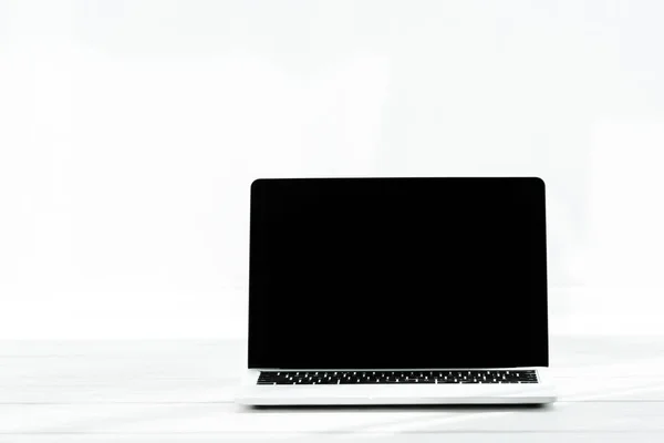 Laptop Moderno Com Tela Branco Mesa Madeira Branco — Fotografia de Stock