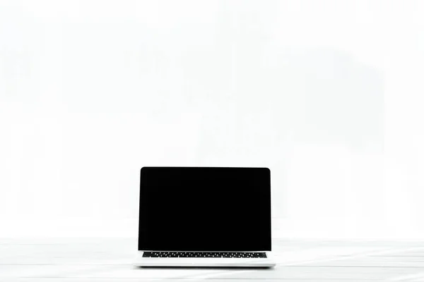 现代笔记本电脑与空白屏幕在白色木桌上 — 图库照片