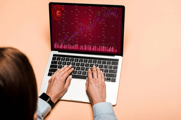 Cropped View Woman Typing Laptop Trading Charts Graphs Pink — Stock Photo, Image