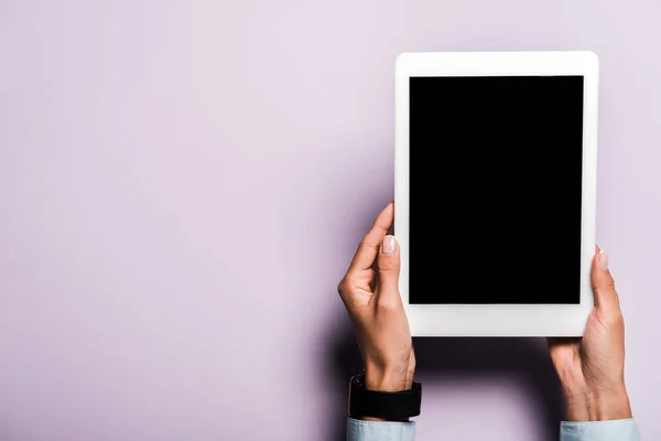 Vista Recortada Mujer Sosteniendo Tableta Digital Con Pantalla Blanco Púrpura — Foto de Stock