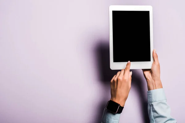 Обрезанный Вид Женщины Указывая Пальцем Цифровой Планшет Пустым Экраном Фиолетовый — стоковое фото