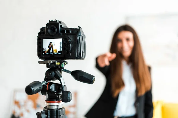 Foco Seletivo Câmera Digital Com Feliz Vídeo Blogger Gesticulando Tela — Fotografia de Stock