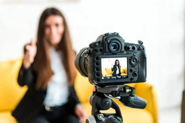 Foco Seletivo Câmera Digital Com Blogueiro Vídeo Feliz Mostrando Polegar — Fotografia de Stock