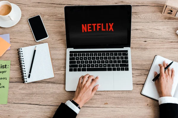 Kijev Ukrajna Július 2019 Felülnézet Segítségével Laptop Netflix Website Képernyő — Stock Fotó