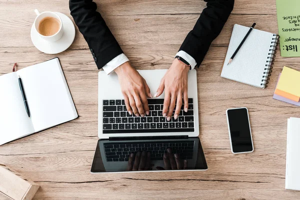 Von Oben Geschäftsfrau Tippt Auf Laptop Der Nähe Einer Tasse — Stockfoto