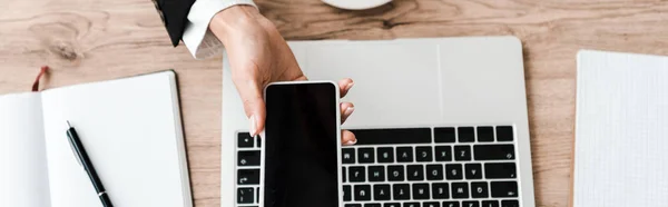 Plano Panorámico Mujer Negocios Sosteniendo Teléfono Inteligente Con Pantalla Blanco — Foto de Stock