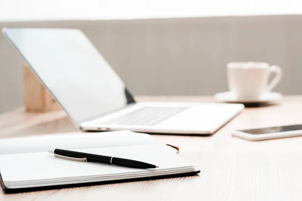 Selective Focus Notebook Pen Gadgets Table — Stock Photo, Image