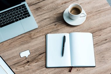 kahve ve kağıt konuşma balonu fincan yakınında dizüstü ve kalem üst görünümü 