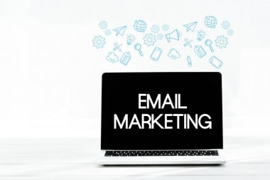 beyaz ekranda e-posta pazarlama ile dizüstü bilgisayar 