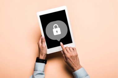 pembe ekranda asma kilit ile dijital tablet parmak ile işaret kadın kırpılmış görünümü
