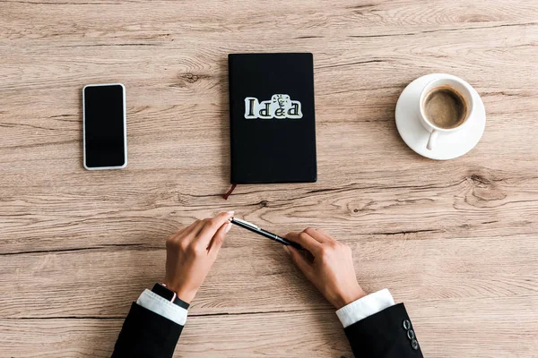 Cropped View Woman Holding Pen Paper Idea Lettering Black Notebook — Stock Photo, Image