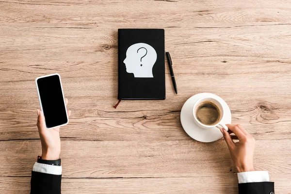 Draufsicht Der Frau Mit Tasse Kaffee Und Smartphone Mit Leerem — Stockfoto