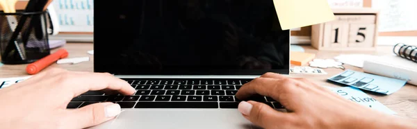 Tiro Panorâmico Mulher Usando Laptop Com Tela Branco Perto Notas — Fotografia de Stock