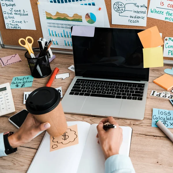 Vista Recortada Mujer Negocios Con Pluma Taza Papel Cerca Del — Foto de Stock