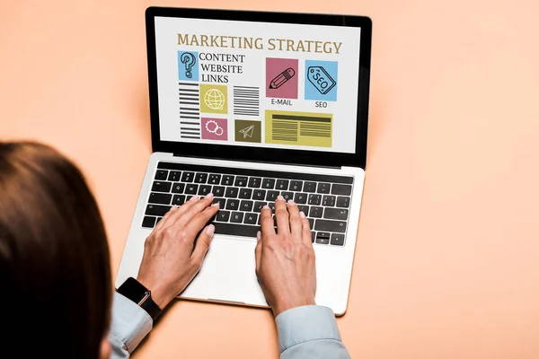 Przycięte Widok Kobiety Wpisując Laptopie Marketingiem Strategii Różowy — Zdjęcie stockowe