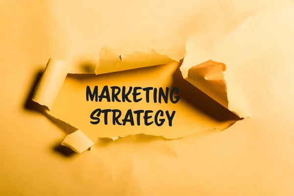 Papier Napisami Strategią Marketingową Walcowane Krawędzie Pomarańczowo — Zdjęcie stockowe