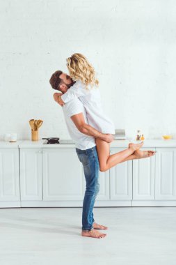 beyaz gömlek giymiş elleri çekici kız arkadaşı tutarak mavi kot genç adam