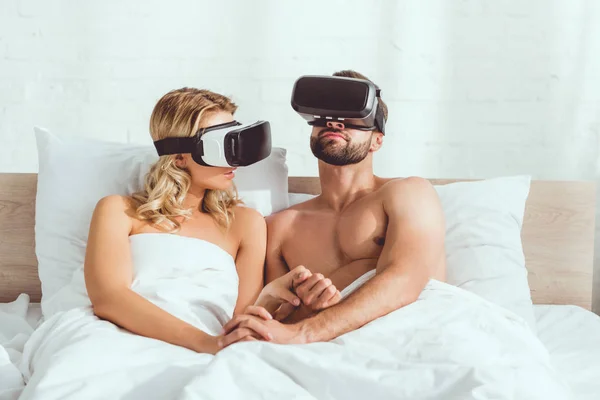 Junges Paar Liegt Mit Virtual Reality Headsets Bett — Stockfoto