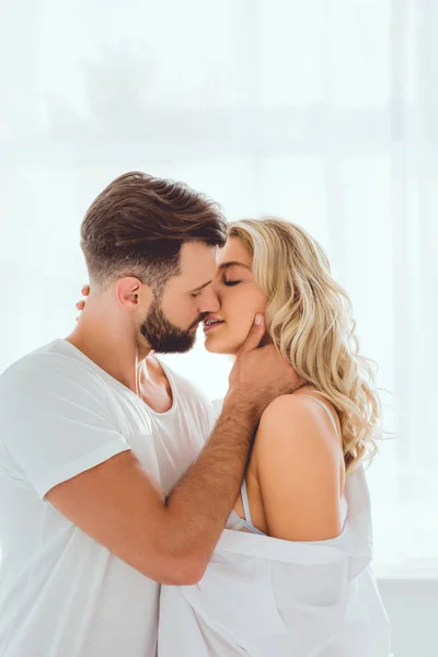 Jovem Bonito Abraçando Beijando Namorada Bonita Casa — Fotografia de Stock