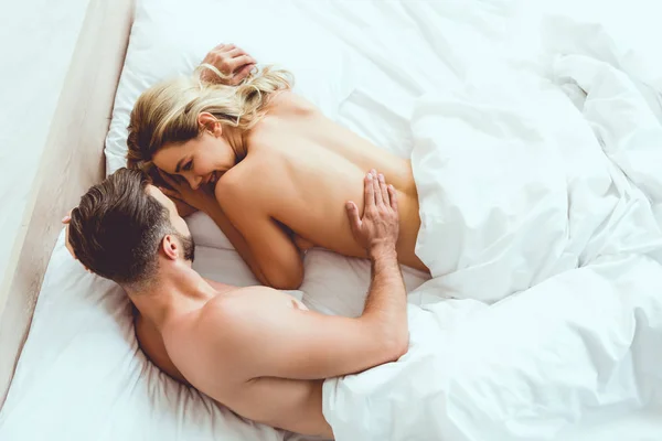 Junger Mann Umarmt Sinnliche Lächelnde Freundin Bett — Stockfoto
