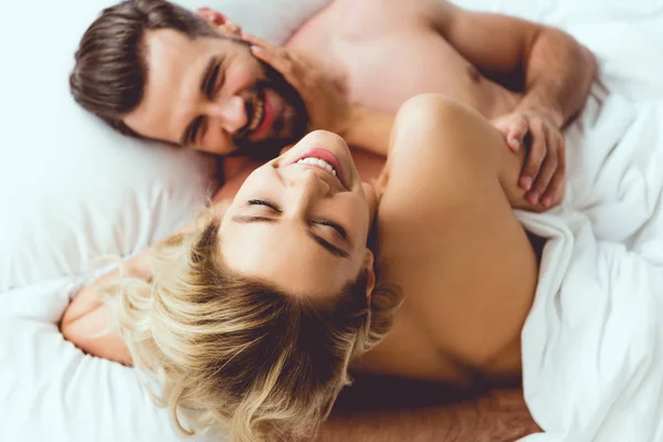 Top View Happy Woman Embracing Cheerful Boyfriend While Lying Bed — Stock Photo, Image