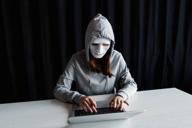 siyah dizüstü bilgisayar klavyesinde yazarak maske anonim internet troll