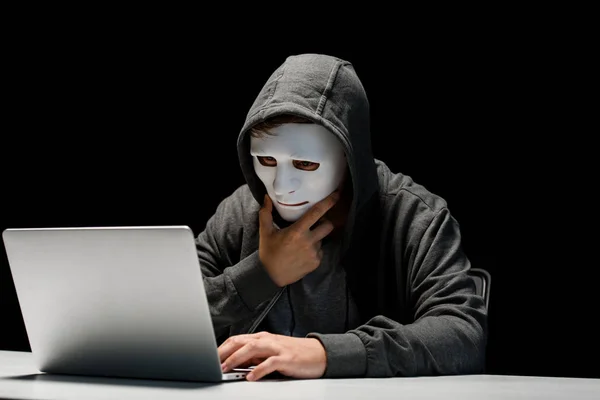 Troll Internet Anônimo Máscara Digitando Teclado Laptop Isolado Preto — Fotografia de Stock