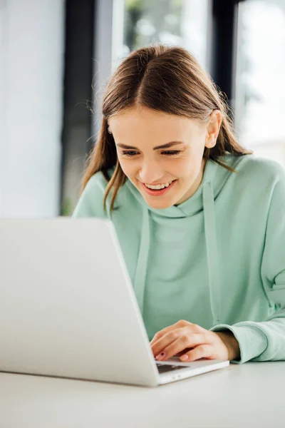 Smiling Girl Casual Hoodie Sitting Table Using Laptop — Stock Photo, Image