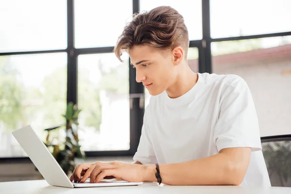 Focado Adolescente Menino Branco Shirt Usando Laptop Casa — Fotografia de Stock