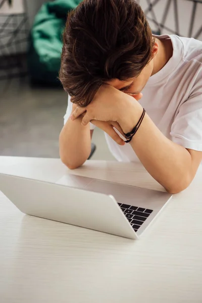 Triste Adolescente Menino Branco Shirt Usando Laptop Casa — Fotografia de Stock