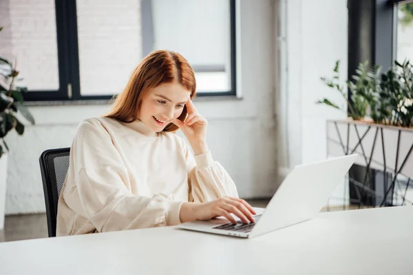 Lächelndes Attraktives Mädchen Das Tisch Sitzt Und Hause Laptop Benutzt — Stockfoto