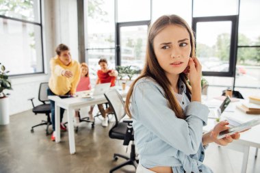 gülen okul çocukları okulda akıllı telefon ile üzgün kız zorbalık