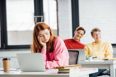 üzgün kalemli kız ve sınıf arkadaşları okulda ona gülüyor