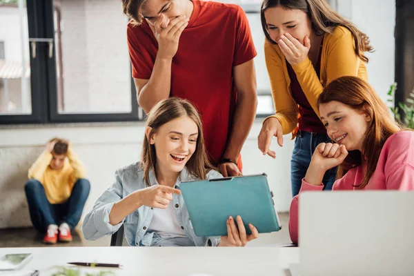 Grupo Escolares Sonrientes Usando Tableta Digital Aula — Foto de Stock