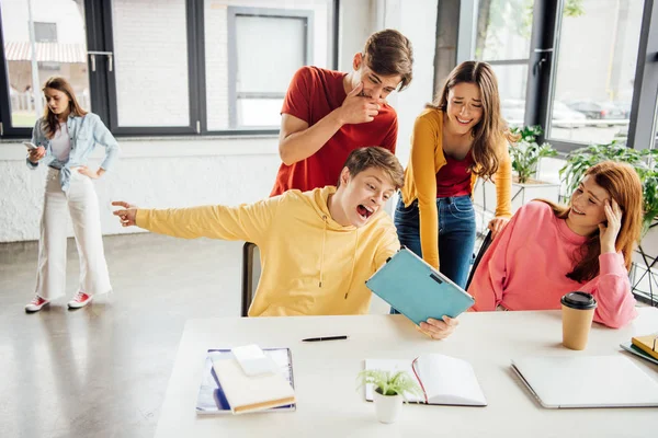 Groupe Écoliers Souriants Utilisant Une Tablette Numérique Classe — Photo