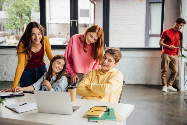 Lächelnde Teenager Schreibtisch Mit Laptop Und Notizbuch Klassenzimmer — Stockfoto