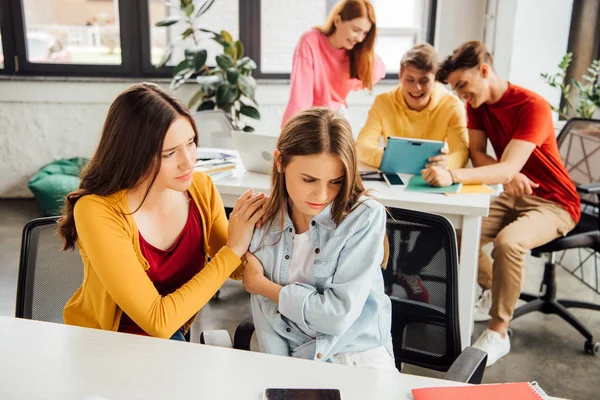 Lachende Schoolkinderen Met Behulp Van Digitale Tablet Meisje Ondersteunende Boos — Stockfoto