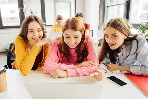 Three Smiling Girls Looking Laptop Screen School — Stock Photo, Image