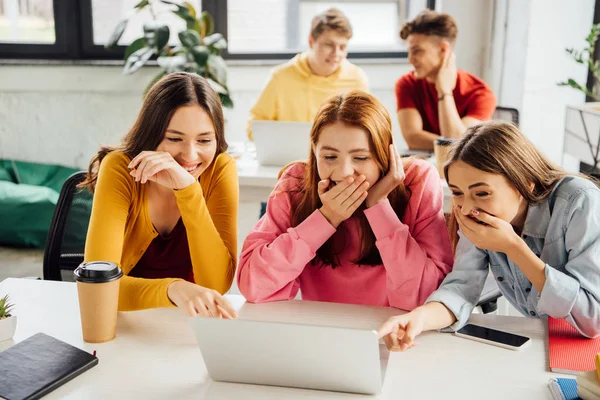 Tiro Panorâmico Três Meninas Sorridentes Escola — Fotografia de Stock