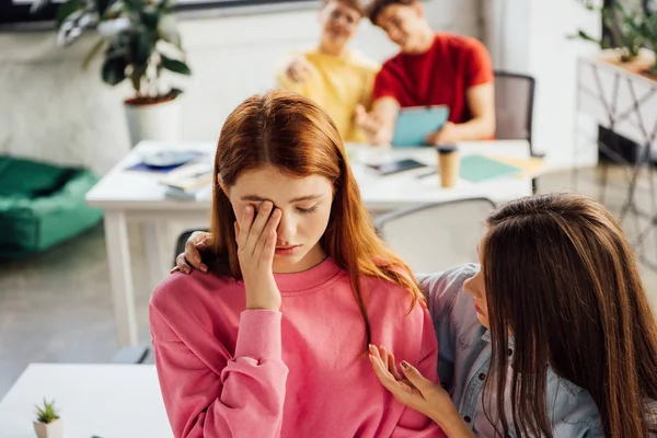 学校で悲しい泣く友人をサポートするブルネットの女の子 — ストック写真