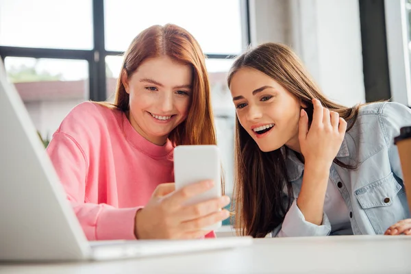 Två Glada Tjejer Leende När Använder Smartphone Skolan — Stockfoto