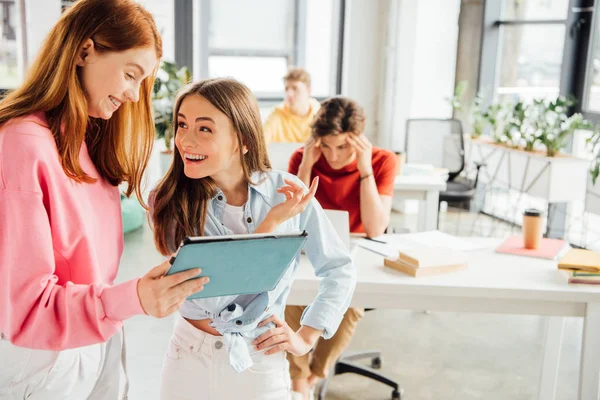 Twee Glimlachende Meisjes Met Behulp Van Digitale Tablet School — Stockfoto