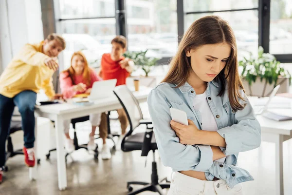 Lachende Schüler Mobben Trauriges Mädchen Der Schule Mit Smartphone — Stockfoto