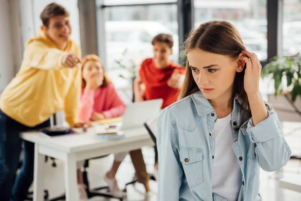 Enfoque Selectivo Risa Colegiales Intimidación Chica Escuela — Foto de Stock