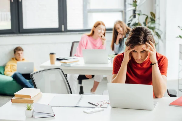 Skolbarn Som Sitter Vid Skrivbord Och Använder Bärbara Datorer Skolan — Stockfoto