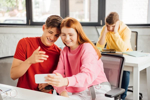 Två Vänner Leende När Använder Smartphone Skolan — Stockfoto