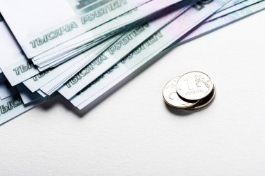 beyaz izole rus para yakınında gümüş sikkeler 
