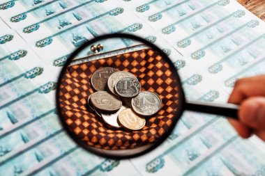 rus para yakınındaki ekose cüzdan sikkeyakınında büyüteç tutan adamın seçici odak 