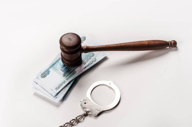 kelepçe ve beyaz rus para yakınında ahşap tokkan havai görünümü